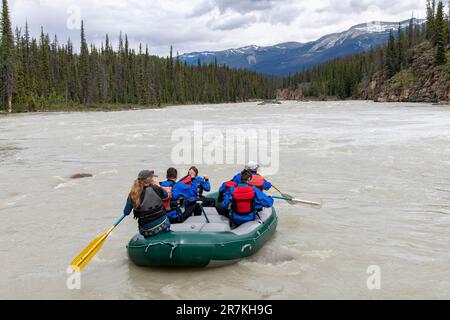 Nahaufnahme von Menschen in einem Wildwasserfloß auf dem Athabasca River, der von den nahe gelegenen Athabasca Falls, Jasper National Park, ab, Kanada, mit auf riv fließt Stockfoto