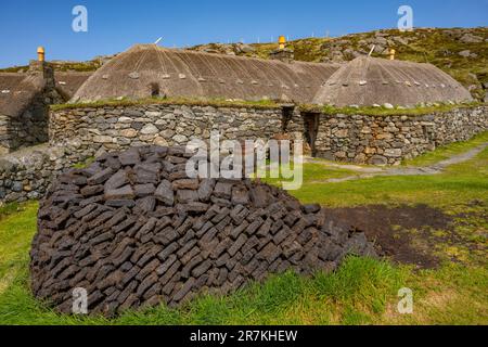 Das wiederaufgebaute Blackhouse Museum im Gearrannan Blackhouse Village Stockfoto