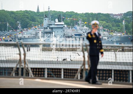 Kiel, Deutschland. 16. Juni 2023. Marineschiffe liegen auf dem Marinestützpunkt Kiel-Wik vor. Das traditionelle Manöver „Baltops“ in der Ostsee endet am Freitagmorgen in Kiel. Der Schwerpunkt der Übung, die am 4. Juni begann, bestand darin, die offenen Seekanäle in der Ostsee zu sichern, so die Marine. Kredit: Jonas Walzberg/dpa/Alamy Live News Stockfoto