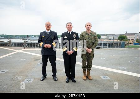 Kiel, Deutschland. 16. Juni 2023. Vizeadmiral Jan Christian Kaack (l-r), Inspektor der deutschen Marine, Vizeadmiral Thomas Ishee, Befehlshaber der US-6.-Flotte, und Generalleutnant Luis Lanchares aus Spanien, Stellvertretender Befehlshaber des Alliierten Joint Force Command in Brunssum, stehen nach der letzten Pressekonferenz zusammen. Das traditionelle „Baltops“-Manöver in der Ostsee endet am Freitagmorgen in Kiel. Der Schwerpunkt der Übung, die im Juni 4 begann, war die Sicherung offener Seekanäle in der Ostsee, so die Marine. Kredit: Jonas Walzberg/dpa/Alamy Live News Stockfoto