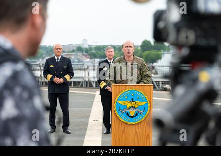 Kiel, Deutschland. 16. Juni 2023. Generalleutnant Luis Lanchares (r) aus Spanien, stellvertretender Befehlshaber des Alliierten Kommandos der Alliierten Alliierten Streitkräfte in Brunssum, spricht auf der AbschlussPressekonferenz zusammen mit Vizeadmiral Thomas Ishee (M), Befehlshaber der US-6.-Flotte, und Vizeadmiral Jan Christian Kaack (l), Inspektor der deutschen Marine. Das traditionelle Manöver „Baltops“ in der Ostsee endet am Freitagmorgen in Kiel. Der Schwerpunkt der Übung, die am 4. Juni begann, bestand darin, klare Seekanäle in der Ostsee zu sichern, so die Marine. Kredit: Jonas Walzberg/dpa/Alamy Live News Stockfoto