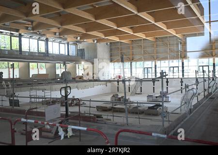 Saint Denis, Frankreich. 16. Juni 2023. Besuch der Baustellen des Marville Olympic Aquatic Center in Saint Denis, Frankreich am 16. Juni 2023. Das Wassersportzentrum des Marville Sports Park in Saint-Denis ist Gastgeber eines Wasserpolo-Trainings während der Pariser Spiele 2024. Foto: Eliot Blondet/ABACAPRESS.COM Kredit: Abaca Press/Alamy Live News Stockfoto