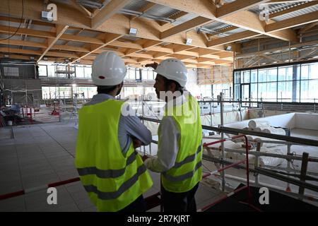 Saint Denis, Frankreich. 16. Juni 2023. Besuch der Baustellen des Marville Olympic Aquatic Center in Saint Denis, Frankreich am 16. Juni 2023. Das Wassersportzentrum des Marville Sports Park in Saint-Denis ist Gastgeber eines Wasserpolo-Trainings während der Pariser Spiele 2024. Foto: Eliot Blondet/ABACAPRESS.COM Kredit: Abaca Press/Alamy Live News Stockfoto