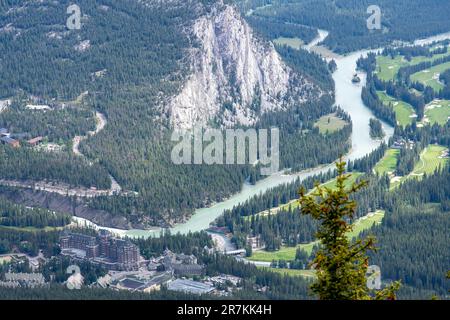 Hohe Ebene und Blick aus dem Winkel vom Gipfel des Sulphur Mountain in Richtung eines Teils von Banff, ab, Kanada entlang des Bow River und der umliegenden Berge Stockfoto