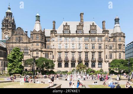 Besucher, die die Sommersonne in Sheffield Peace Gardens, South Yorkshire, England, Großbritannien genießen Stockfoto
