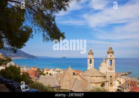 Blick auf das Meer, die Kirche San Matteo im Vordergrund, Laigueglia, Savona, Ligurien, Italien Stockfoto