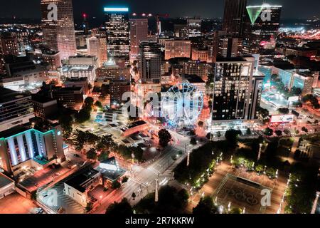 Ein Luftblick auf Atlanta bei Nacht, beleuchtet von den Lichtern der Stadt Stockfoto