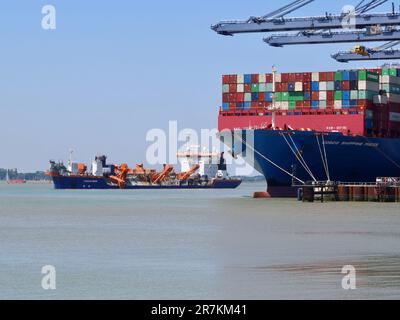 Felixstowe, Suffolk - 16. Juni 2023 : Dredger überholt Containerschiff im Hafen von Harwich. Stockfoto