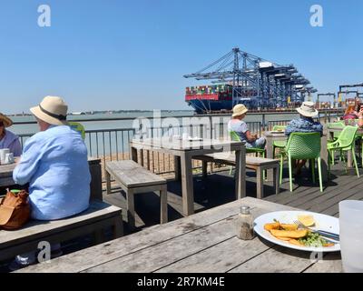 Felixstowe, Suffolk - 16. Juni 2023 : Mittagessen im Freien im Viewpoint Café, Landguard Point. Stockfoto