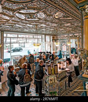 Besucher in Pfunds Dairy mit handbemalten Fliesen in Dresden Stockfoto