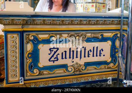 Dekoration durch handbemalte Fliesen mit der Aufschrift „Zahlstelle“ in Pfunds Dairy in Dresden Stockfoto