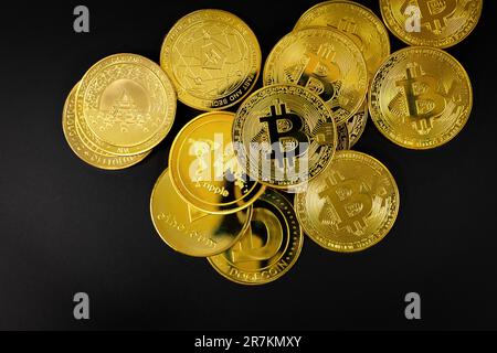 Bitcoin und andere Crypto-Währungsmünzen auf schwarzem Hintergrund Stockfoto