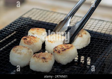 Yakionigiri alias Rice Ball bbq auf dem Holzkohlegrill an heißen, schönen Sommertagen in Japan Stockfoto
