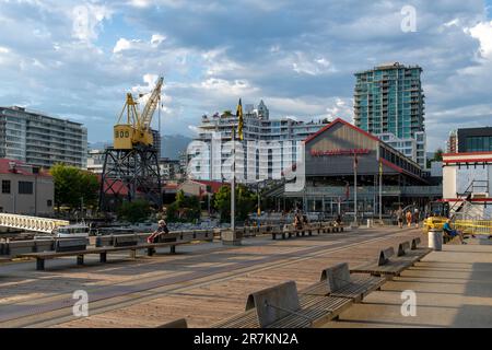 Vancouver, BC, Kanada - Juli 2022; Blick vom Dock der ehemaligen Burrard Dry Dock Company, heute die Werften, mit entspannenden Menschen in Stühlen mit Blick auf w Stockfoto