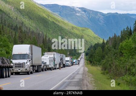 Hope, BC, Kanada – Juli 2022; Blick auf den British Columbia Highway 5 oder den Coquihalla Highway mit LKWs und Autos in einem langen Stau in der Bergregion Stockfoto