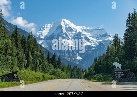 Mount Robson, BC, Kanada - Juli 2022; Blick über den Yellowhead Highway in Richtung des schneebedeckten Mount Robson vor klarem blauen Himmel und Mt Robson Provinci Stockfoto