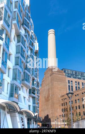 London, Großbritannien, September 2022; Flachblick auf den berühmten Schornstein und das Backsteingebäude des stillgelegten Kraftwerks Battersea, neben dem das moderne RE liegt Stockfoto