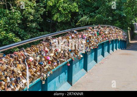 Weir Bridge in Bakewell, Derbyshire, England, Großbritannien mit einer Reihe von Vorhängeschlössern Stockfoto