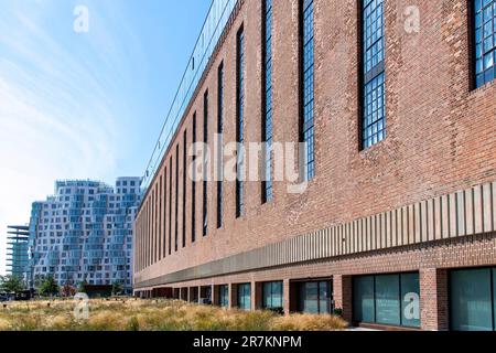 London, UK, September 2022; Flachblick auf die Ziegelfassade des stillgelegten Kraftwerks Battersea, neben dem sich die moderne Neugestaltung des Wohnsitzes befindet Stockfoto