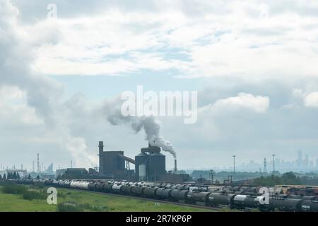 Edmonton, ab, Kanada - Juli 2022; Blick über die Kalkfabrik und Raffinerie von Sherwood Park und vor Hunderten von Schienen- oder Güterzügen Stockfoto