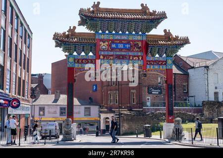 The Chinese Arch in der Nähe der Stowell Street - Chinatown in der Stadt Newcastle upon Tyne, Großbritannien. Stockfoto