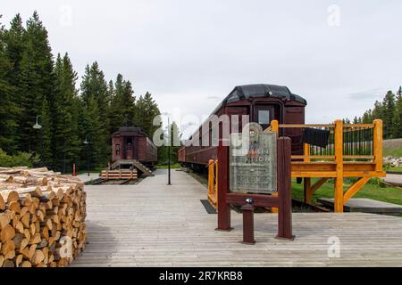 Lake Louise, ab, Kanada - August 2022; Blick auf den ehemaligen Speisewagen des Bahnhofs Lake Louise Stockfoto