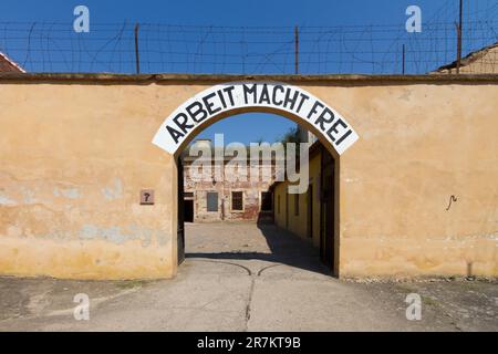 Tor mit dem Slogan „Arbeit macht frei“ in der kleinen Festung Terezín (Konzentrationslager Theresienstadt) Stockfoto