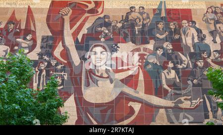 Wandgemälde „der Weg der roten Fahne“ auf dem Kulturpalast in Dresden Stockfoto