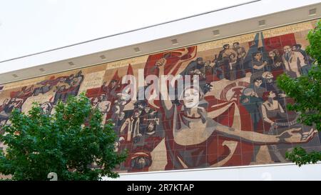 Wandgemälde „der Weg der roten Fahne“ auf dem Kulturpalast in Dresden Stockfoto