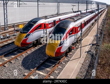 DONCASTER, GROSSBRITANNIEN - APRIL 4 2023. Luftaufnahme der neuen Hitachi Azuma AT300 Intercity-Personenzüge in LNER-Aufmachung im Wartungsdepot in Doncaster Stockfoto