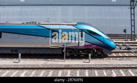 DONCASTER, GROSSBRITANNIEN - 10. JUNI 2023. Ein Nova 1-Hochgeschwindigkeitszug für Intercity-Passagiere in der Aufmachung des TransPennine Express in einem Wartungsdepot Stockfoto