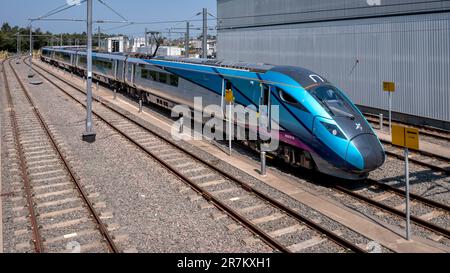 DONCASTER, GROSSBRITANNIEN - 10. JUNI 2023. Ein Nova 1-Hochgeschwindigkeitszug für Intercity-Passagiere in der Aufmachung des TransPennine Express in einem Wartungsdepot Stockfoto