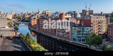 ROBERT'S WHARF, LEEDS, GROSSBRITANNIEN - 2. MAI 2023. Panoramablick auf die Skyline von Leeds mit moderner Architektur und exklusivem Wareho am Flussufer Stockfoto