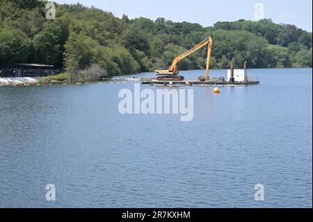 Ardingly, West Sussex, UK-Juni 23. 2023 : Ein Kran auf einem Floß am Ardingly Reservoir in West Sussex. Stockfoto