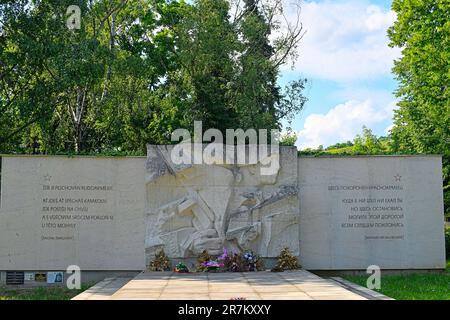 Hustopece, Tschechien - 13. Juni 2023: Mahnmal für Soldaten der Roten Armee. Im April 1945 begraben, während sie gegen den deutschen Faschismus kämpften. Soldaten begraben in Hustopece, Stockfoto