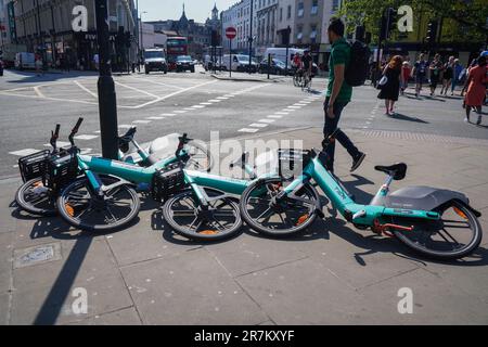 London UK. 16 . Juni 2023 . Der Verleih von Motorrädern auf der Ebene der Elektrofahrräder wurde auf dem Bürgersteig in King's Cross im Bezirk Camden aufgegeben. Der Westminster council hat Pläne eingeführt, Bußgelder gegen Benutzer zu verhängen, die E-Bikes nach der Nutzung nicht in den richtigen Bereichen parken, und möglicherweise zusätzliche Mietgebühren zu entrichten oder eine feste Geldbuße zu erhalten, wenn Beschwerden vorliegen. Die Fahrräder werden häufig auf Gehwegen zurückgelassen und stellen eine Gefahr für Fußgänger dar. Kredit: amer Ghazzal/Alamy Live News Stockfoto