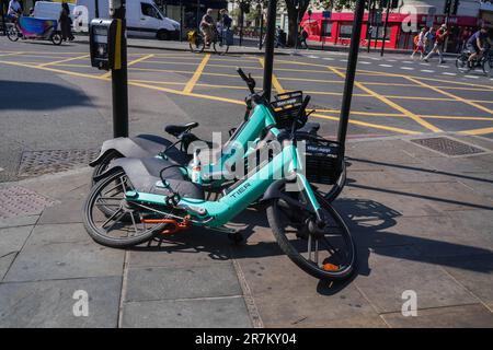 London UK. 16 . Juni 2023 . Der Verleih von Motorrädern auf der Ebene der Elektrofahrräder wurde auf dem Bürgersteig in King's Cross im Bezirk Camden aufgegeben. Der Westminster council hat Pläne eingeführt, Bußgelder gegen Benutzer zu verhängen, die E-Bikes nach der Nutzung nicht in den richtigen Bereichen parken, und möglicherweise zusätzliche Mietgebühren zu entrichten oder eine feste Geldbuße zu erhalten, wenn Beschwerden vorliegen. Die Fahrräder werden häufig auf Gehwegen zurückgelassen und stellen eine Gefahr für Fußgänger dar. Kredit: amer Ghazzal/Alamy Live News Stockfoto