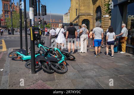 London UK. 16 . Juni 2023 . Der Verleih von Motorrädern auf der Ebene der Elektrofahrräder wurde auf dem Bürgersteig in King's Cross im Bezirk Camden aufgegeben. Der Westminster council hat Pläne eingeführt, Bußgelder gegen Benutzer zu verhängen, die E-Bikes nach der Nutzung nicht in den richtigen Bereichen parken, und möglicherweise zusätzliche Mietgebühren zu entrichten oder eine feste Geldbuße zu erhalten, wenn Beschwerden vorliegen. Die Fahrräder werden häufig auf Gehwegen zurückgelassen und stellen eine Gefahr für Fußgänger dar. Kredit: amer Ghazzal/Alamy Live News Stockfoto