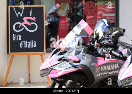 Pergine Valsugana, Italien. 16. Juni 2023. 2023 Giro Next Gen – UCI U-23 European Tour Road Cycling 2023; Illustration von Race Start Credit: Action Plus Sports/Alamy Live News Stockfoto