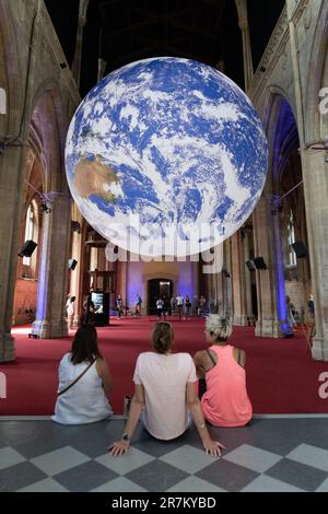 London, Großbritannien. 16. Juni 2023. Eröffnungstag von Luke Jerrams „Gaia“-Installation, die von der Decke des Landmark Arts Centre, einer atemberaubenden ehemaligen Kirche, hängt. Die drehbare Gaia mit einem Durchmesser von sieben Metern bietet hochauflösende NASA-Bilder der Erdoberfläche, und das Stück wird von Sound des BAFTA-preisgekrönten Komponisten Dan Jones begleitet. Kredit: Ron Fassbender/Alamy Live News Stockfoto