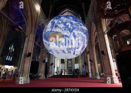 London, Großbritannien. 16. Juni 2023. Eröffnungstag von Luke Jerrams „Gaia“-Installation, die von der Decke des Landmark Arts Centre, einer atemberaubenden ehemaligen Kirche, hängt. Die drehbare Gaia mit einem Durchmesser von sieben Metern bietet hochauflösende NASA-Bilder der Erdoberfläche, und das Stück wird von Sound des BAFTA-preisgekrönten Komponisten Dan Jones begleitet. Kredit: Ron Fassbender/Alamy Live News Stockfoto