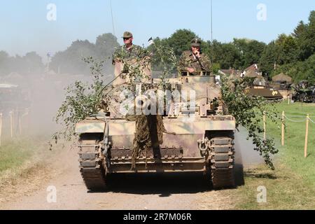 Nachbildungen der Krieg- und Friedenserneuerung in Folkestone Kent. Auf der fünftägigen Veranstaltung finden die größten Militärfahrzeuge der Welt statt. 19.07.2016 Stockfoto