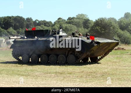 Nachbildungen der Krieg- und Friedenserneuerung in Folkestone Kent. Auf der fünftägigen Veranstaltung finden die größten Militärfahrzeuge der Welt statt. 19.07.2016 Stockfoto