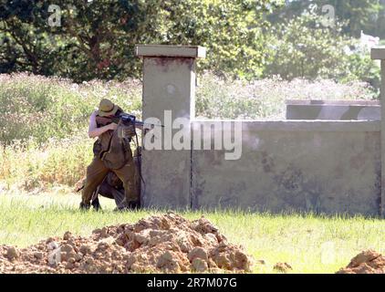 Nachbildungen der Krieg- und Friedenserneuerung in Folkestone Kent. Auf der fünftägigen Veranstaltung finden die größten Militärfahrzeuge der Welt statt. 19.07.2016 Stockfoto