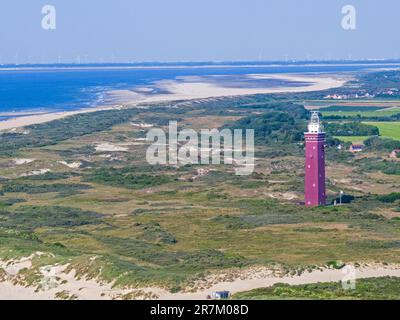 Drohnenbild des Leuchtturms Ouddorp in Holland mit umliegenden Dünen während des Tages im Sommer Stockfoto