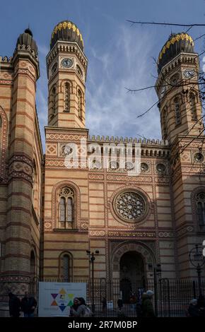 Budapest, Ungarn - 1. Dezember 2022: Haupteingang zur großen Synagoge Budapest, Ungarn, im Licht der aufgehenden Sonne. Stockfoto