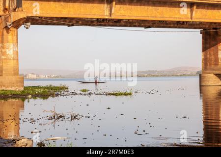 Die Pont des Martyrs, die sich über den Niger erstreckt, in Bamako. Stockfoto