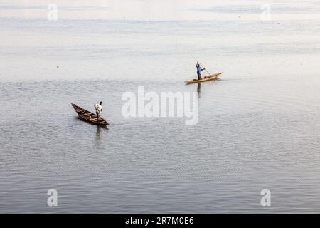 Zwei Fischer im Kanu fischen im Niger River in Bamako, Mali. Stockfoto