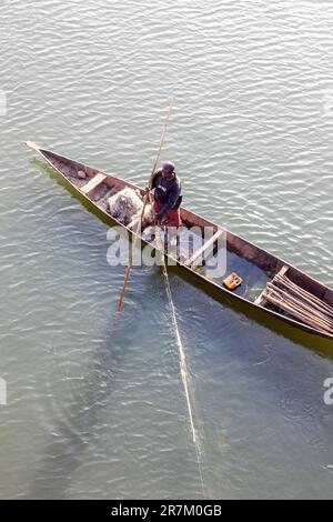 Fischer auf seinem Kanu angeln auf dem Niger River in Bamako, Mali Stockfoto