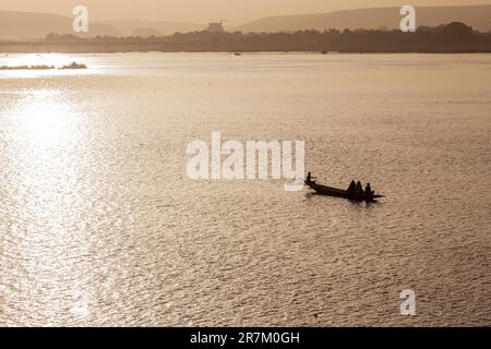 Sonnenuntergang über dem Niger in Bamako, Mali. Angelpirogen. Stockfoto